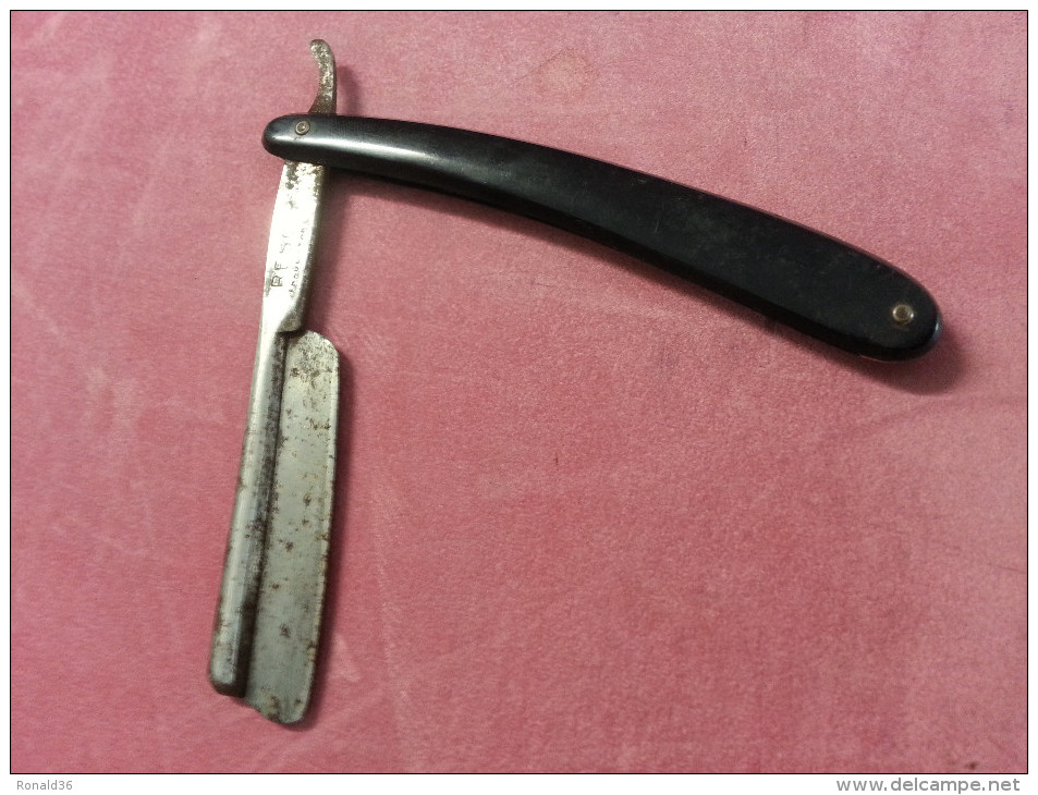 Ancien RASOIR Coupe Chou RESO TRADE MARK Lame Signe En  Haut Du Couteau 54 ( Manche Noir ) - Accessoires