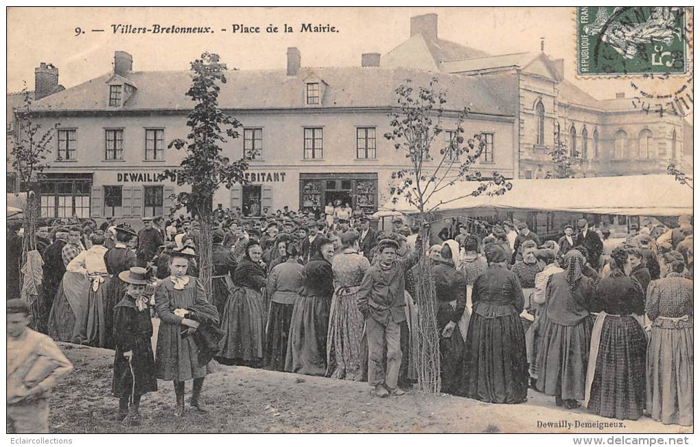 Villers Bretonneux     80    Place De La Mairie.  Manifestation ??? Discours ??? - Villers Bretonneux