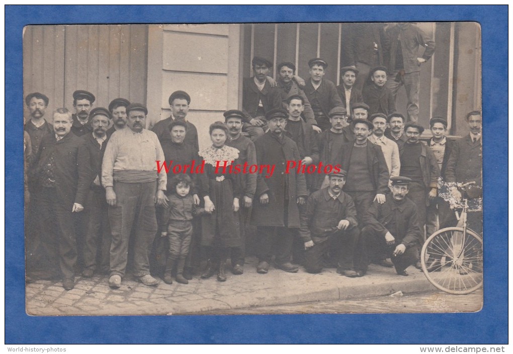 CPA Photo - PARIS 20e - Belle Scène De Rue Avec Ouvriers Et Enfants - Cachet Postal Rue Des Pyrénées - Usine Ouvrier - Arrondissement: 20