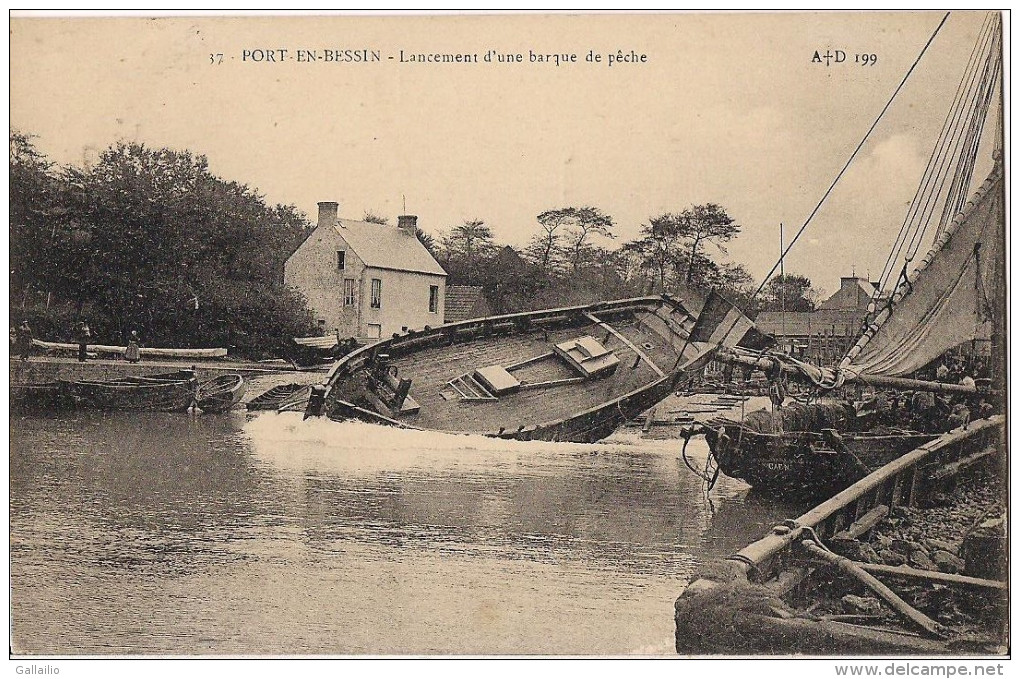 PORT EN BESSIN LANCEMENT D'UNE BARQUE DE PECHE CPA NO 37 - Port-en-Bessin-Huppain