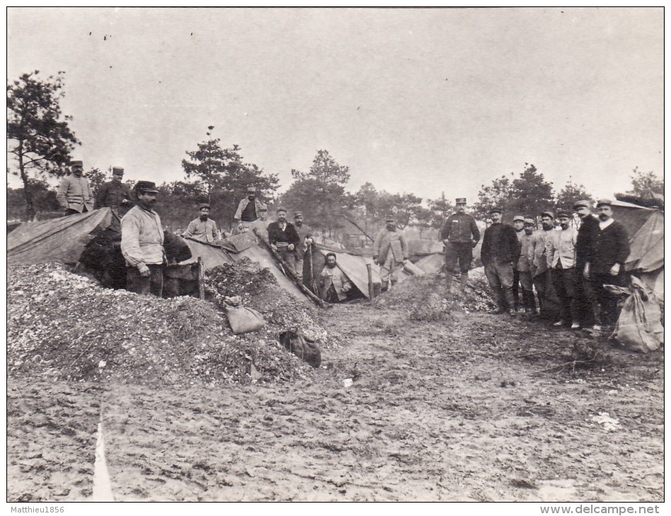 Photo Octobre 1915 PERTHES-LES-HURLUS (Souain Près Suippes) - Aux Bois Des Echelons? Soldats Et Cagnat (A109, Ww1, Wk 1) - Souain-Perthes-lès-Hurlus