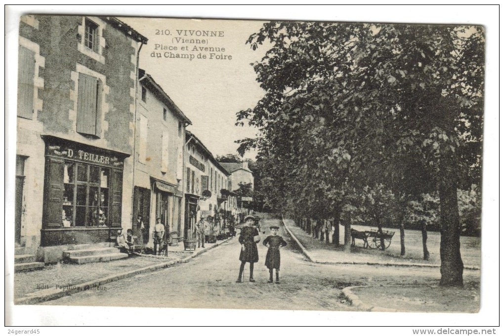 CPA VIVONNE (Vienne) - Place Et Avenue Du Champ De Foire - Vivonne