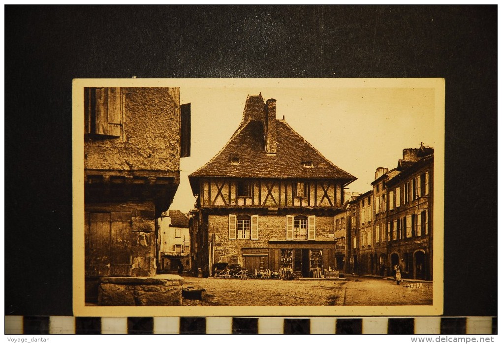 CPA 46, SAINT CERE Place Du Mercadiol, Maison Du XVIeme Siècle - Saint-Céré