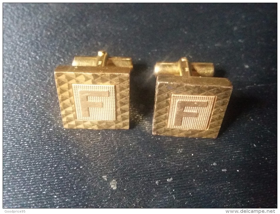 VINTAGE 2 BOUTONS DE MANCHETTE  INITIALES- F- "PLAQUE OR" - Boutons De Col /de Manchettes