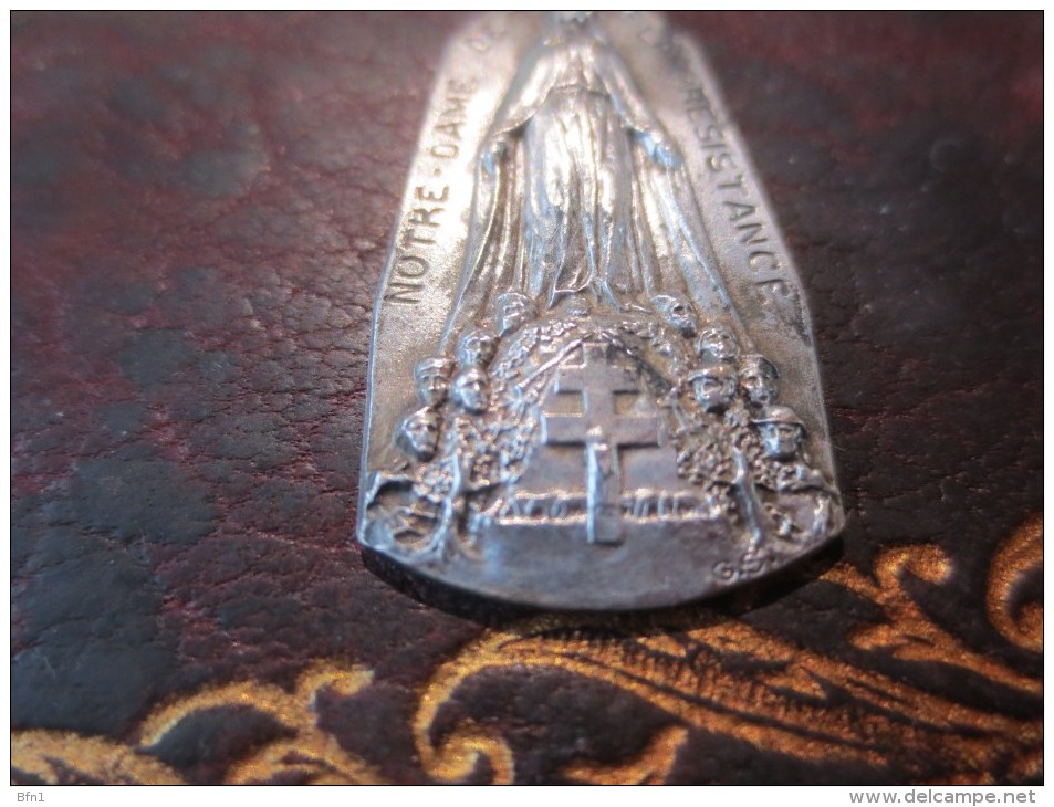 PENDENTIF  - NOTRE DAME DE LA RESISTANCE -VOIR PHOTOS - Hangers