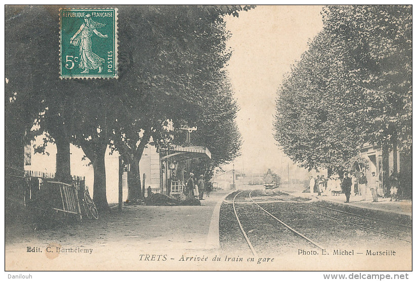 13 // TRETS  Arrivée Du Train En Gare   Edit C Barthélémy - Trets