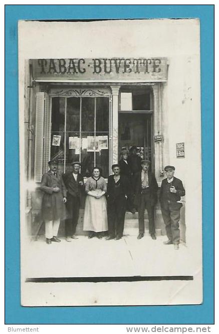 CPA PHOTO à Situer Personnages Devant Un Café - Buvette - Tabac - Marchand De Journaux - Fotos