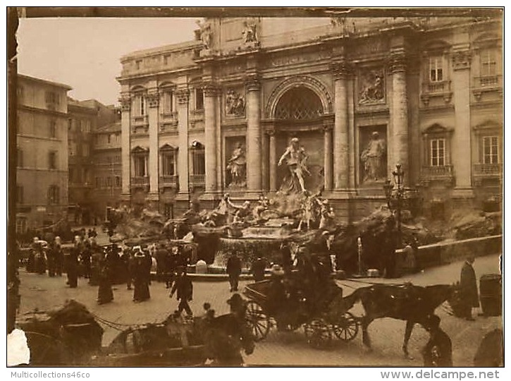 ITALIE 251015 - PHOTO ROME -  Piazza Di Trevi - Attelage Calèche Cheval - Fontana Di Trevi