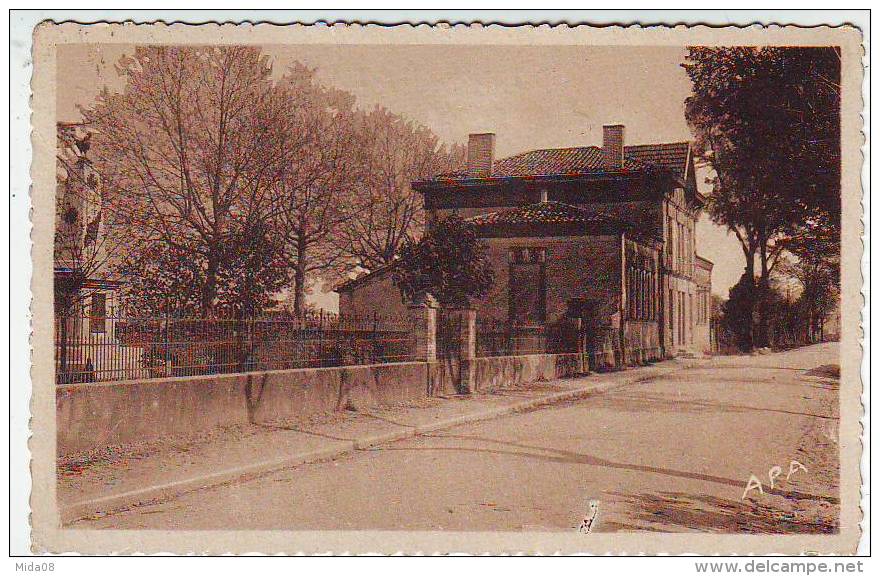 82. BOURG DE VISA . LES ECOLES . AVENUE DE MOISSAC . Carte Taxée à 10 Fr à MOHON - Bourg De Visa