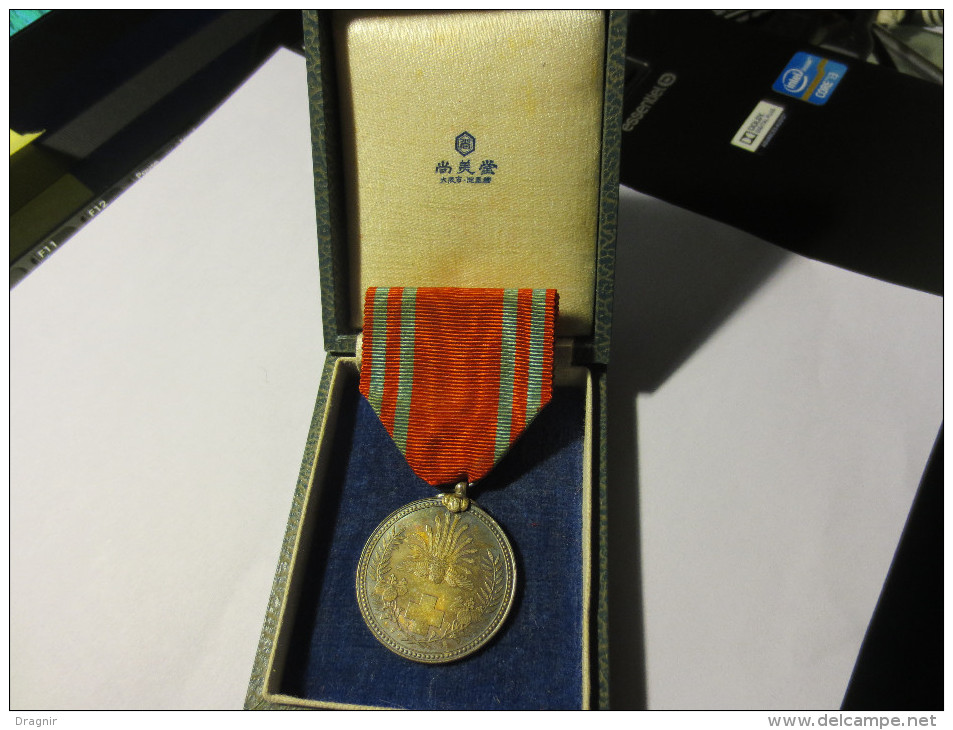 Médaille  " Croix - Rouge " Argent -  Japon -  1930  - Avec Sa Boîte D'origine - - Autres & Non Classés