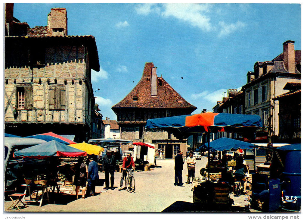 46 SAINT CERE - La Place Du Mercadial --- Un Jour De Marché - - Saint-Céré