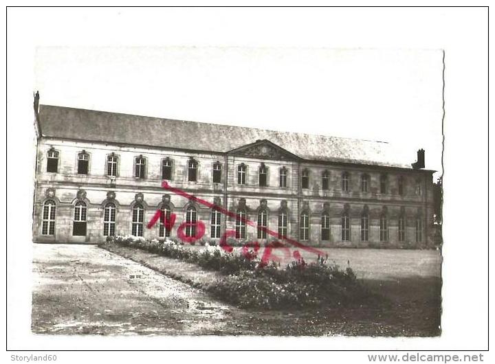 Cpm 272290 Le Bec Helluin  , Abbaye Notre Dame , La Cour De France - Beaumesnil