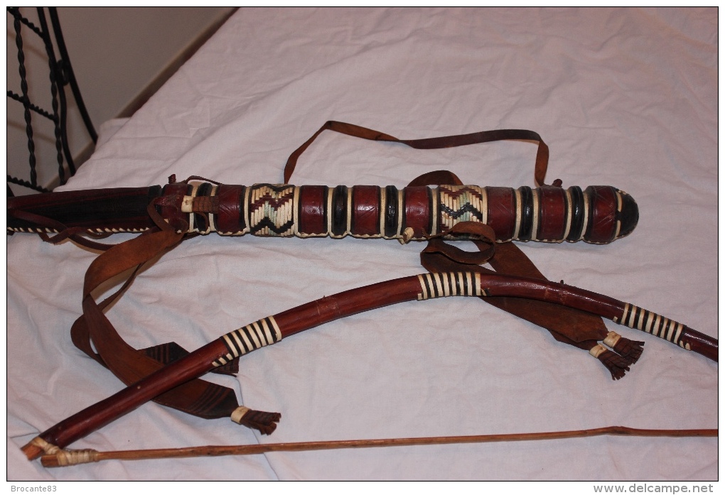 ARC AFRICAIN  DE PYGMEE AVEC CARQUOI EN CUIR - Knives/Swords