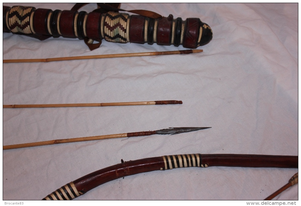 ARC AFRICAIN  DE PYGMEE AVEC CARQUOI EN CUIR - Knives/Swords