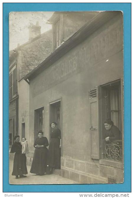 CPA PHOTO à SITUER Personnages Devant Un Café Vins - Fotos