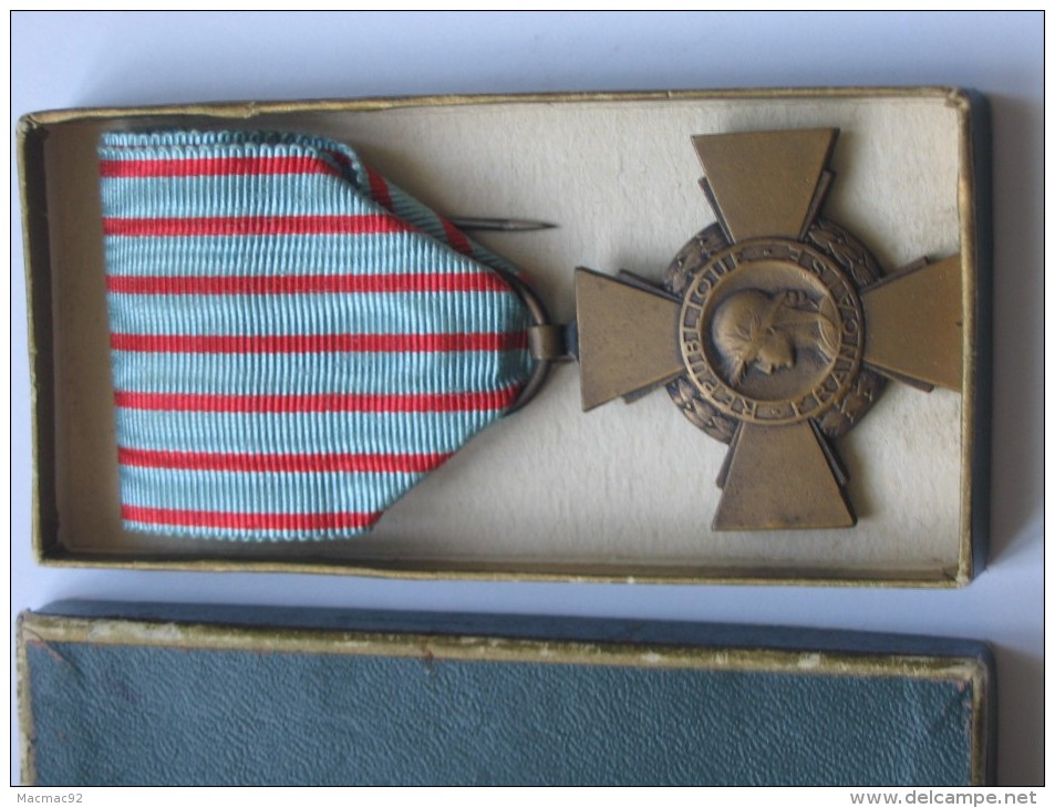 Décoration Médaille Militaire Croix Du Combattant - Avec Sa Boite  **** EN ACHAT IMMEDIAT **** - Otros & Sin Clasificación