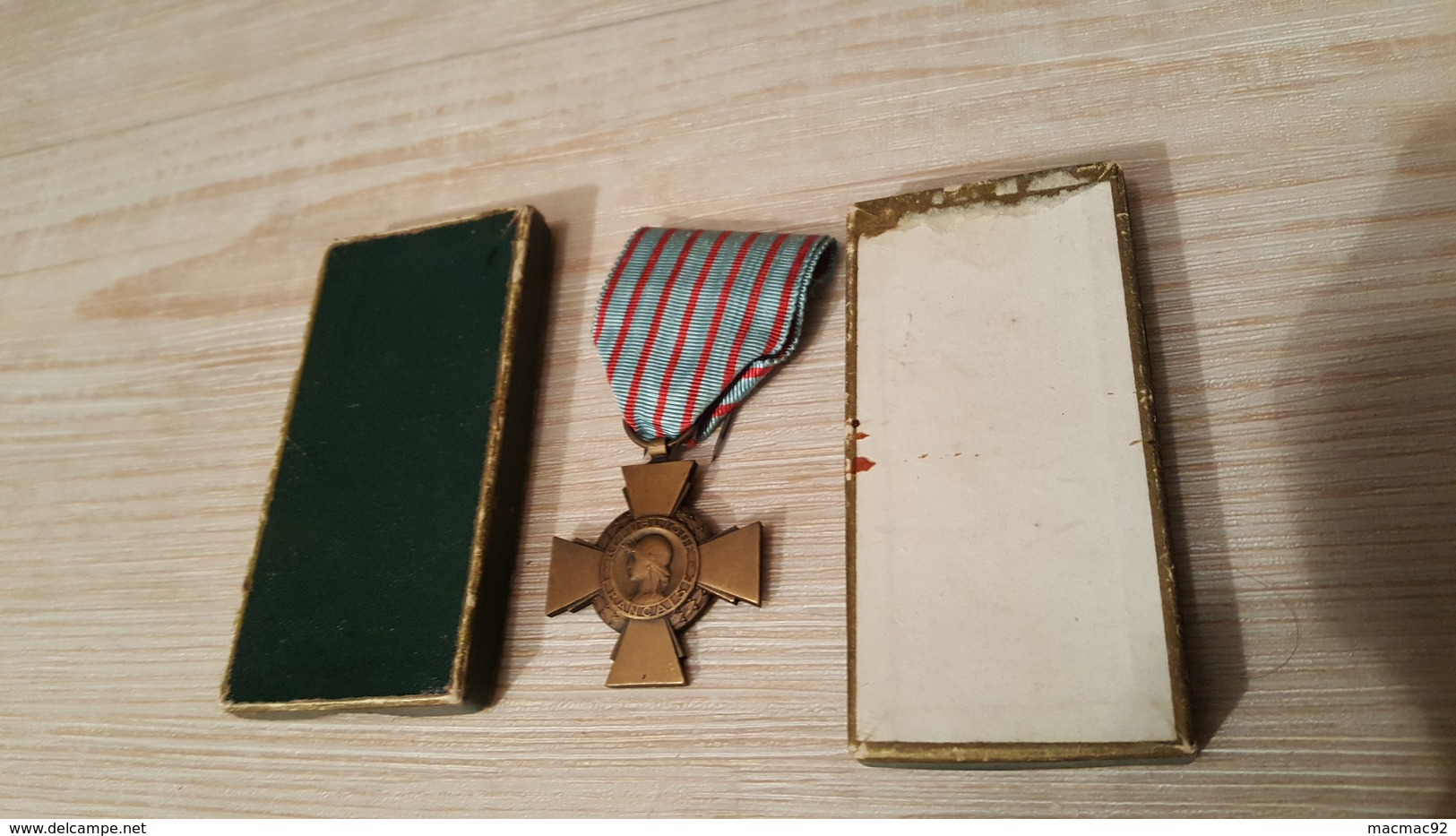 Décoration Médaille Militaire Croix Du Combattant - Avec Sa Boite  **** EN ACHAT IMMEDIAT **** - Autres & Non Classés