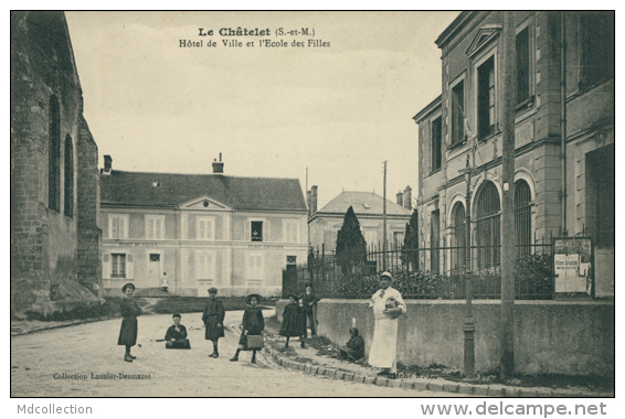 77 LE CHATELET EN BRIE / Hôtel De Ville Et L'Ecole Des Filles / - Le Chatelet En Brie