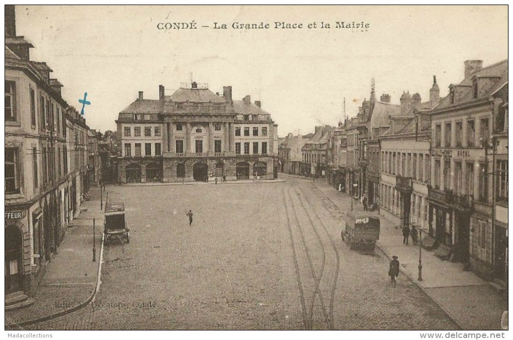 Conde Sur Escaut (59.Nord) La Grande Place Et La Mairie - Conde Sur Escaut