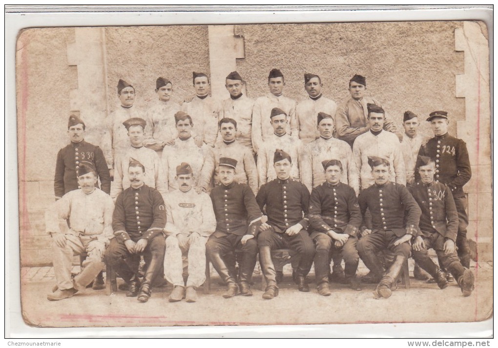 5 EME REGIMENT DE CHASSEURS A CHEVAL  - INSIGNE MARECHAL FERRANT ET ECLAIREUR DE CAVALERIE - CARTE PHOTO MILITAIRE - Régiments