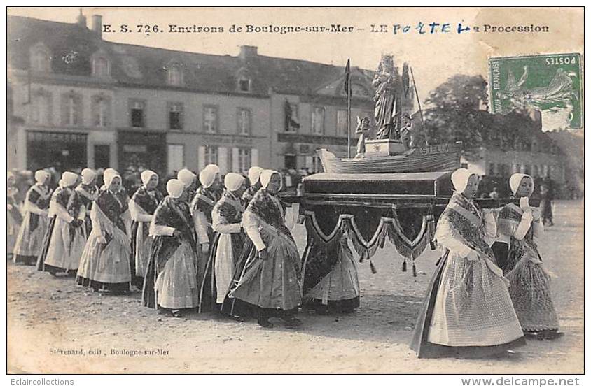 Le Portel    62      La Procession Sur La Place - Le Portel