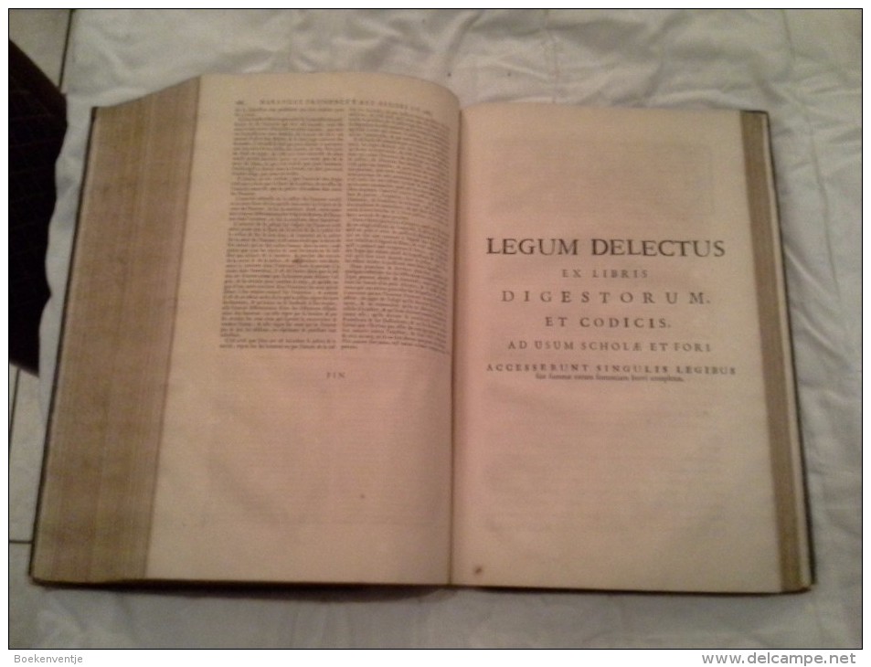 Les Loix Civiles dans leur ordre naturel. Le Droit Public / Legum Delectus ex libris Digestorum et Codicis ad usum Schol