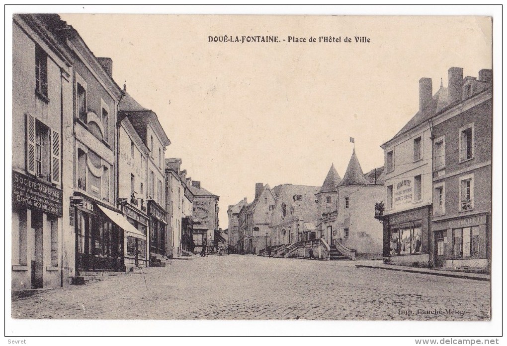 DOUE  LA  FONTAINE  - Place De L'Hôtel De Ville. Pas Courante. - Doue La Fontaine