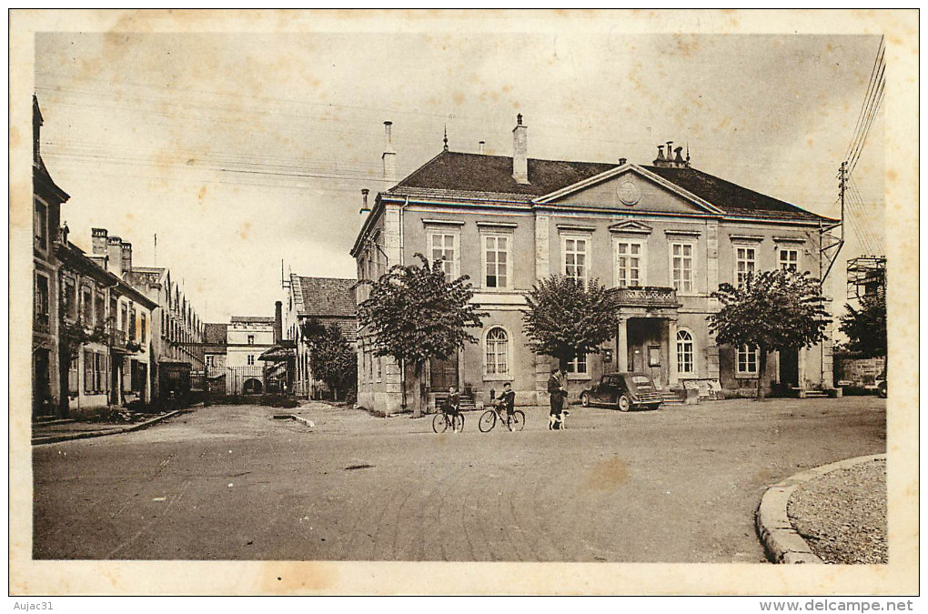 Dép 25 - Voitures - Automobile - L'Isle Sur Le Doubs - Place De La Mairie - 2 Scans - état - Isle Sur Le Doubs