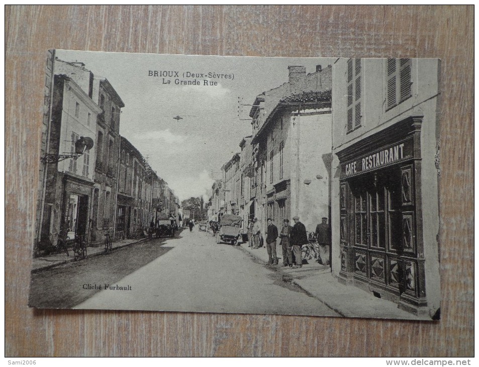 CPA 79 BRIOUX LA GRANDE RUE CAFE COMERCES - Brioux Sur Boutonne