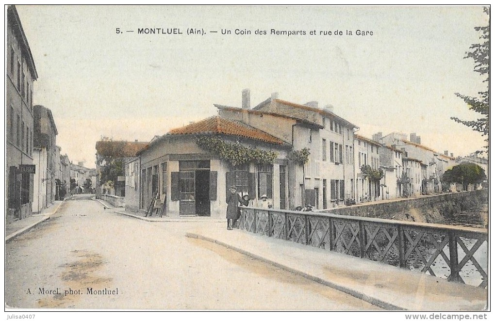 MONTLUEL (01) Coin Des Remparts Et Rue De La Gare Animation - Montluel
