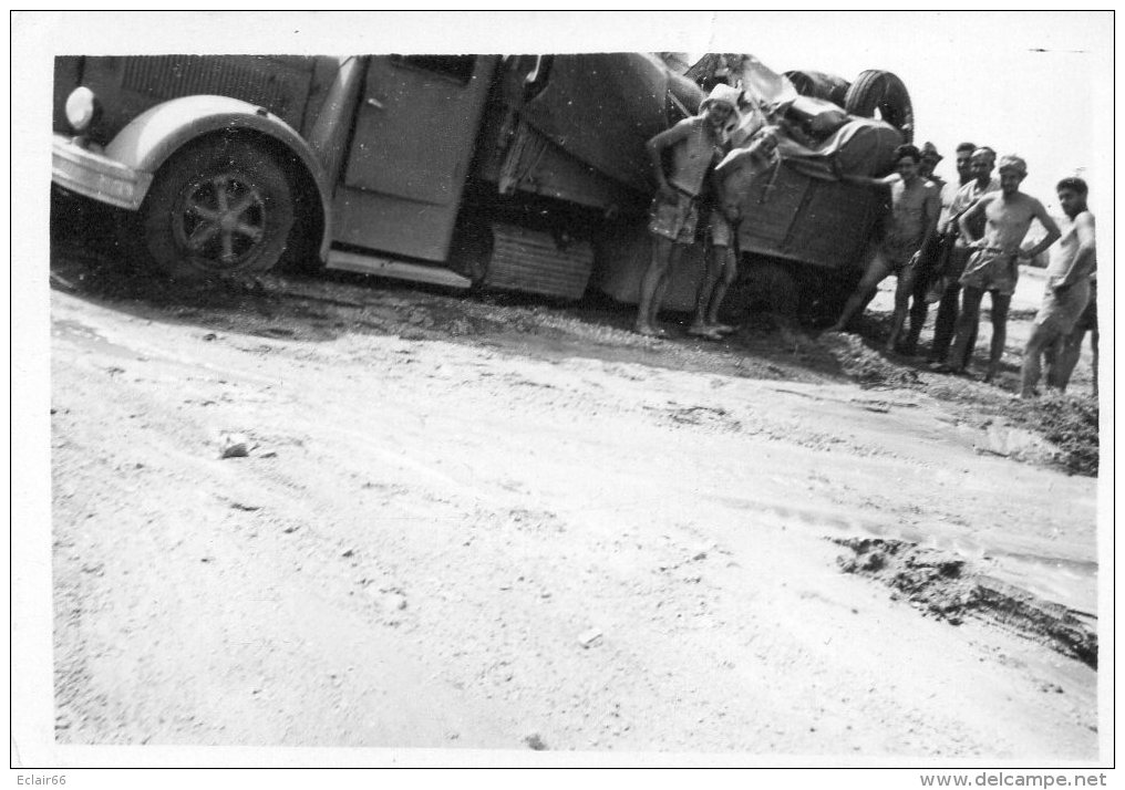 CAMION BERLIET SAHARIENS CHAUFFEURS  Année 1957et1960 Camion Pris Dans Le FECH-FECH, PISTE BECHAR. REGGAN (5) - Camiones