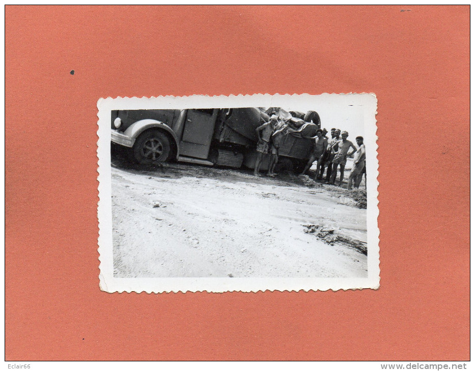 CAMION BERLIET SAHARIENS CHAUFFEURS  Année 1957et1960 Camion Pris Dans Le FECH-FECH, PISTE BECHAR. REGGAN (5) - Camiones