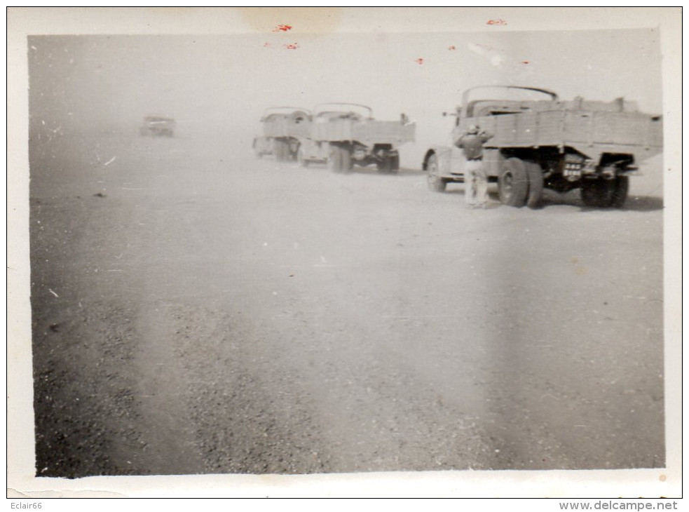 SAHARIENS CHAUFFEURS CAMION BERLIET Année Entre 1957et1960 Camions Sur La Piste  (7) - Camiones