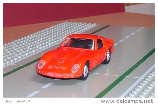 FERRARI 250 GTO Rouge - échelle 1/38ème - MAISTO - Maisto