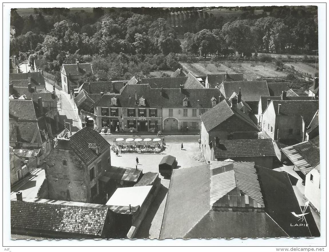 CPSM EN AVION AU DESSUS DE... FLOGNY LA CHAPELLE, VUE AERIENNE SUR LA PLACE ET L'HOTEL, TERRASSE RESTAURANT, YONNE 89 - Flogny La Chapelle