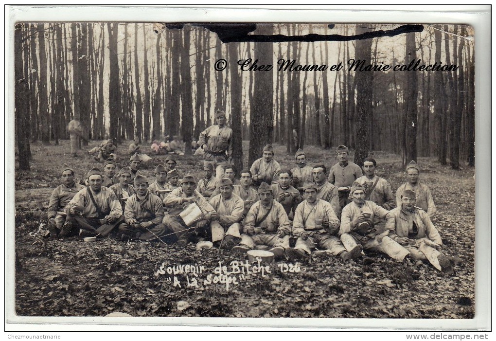 BITCHE - 1924 - REGIMENT - A LA SOUPE - CARTE PHOTO MILITAIRE - Régiments