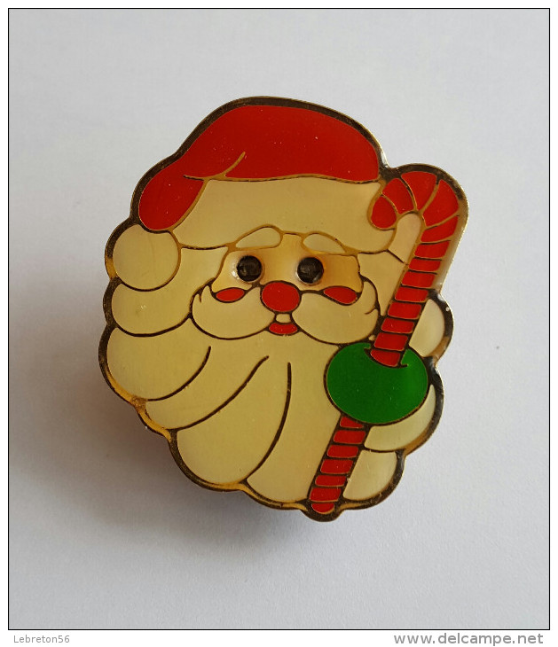 PIN´S  Pére Noël Avec Petit Boitier à Piles Joli - Navidad