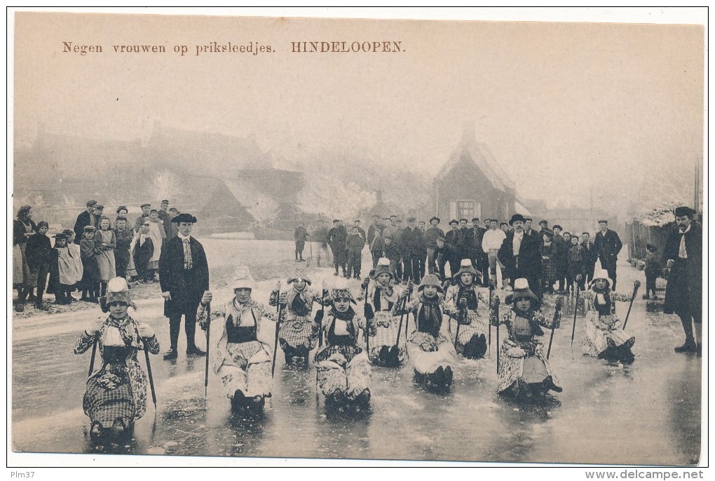 HINDELOOPEN - Negen Vrouwen Op Priksleedjes - Jeu, Glace, Luge - Hindeloopen