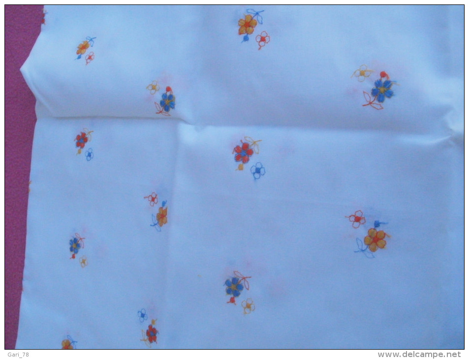 Coupon Tissu VINTAGE , Fleurs Brodées 1m X 1m26 NEUF Fabrication Française - Laces & Cloth