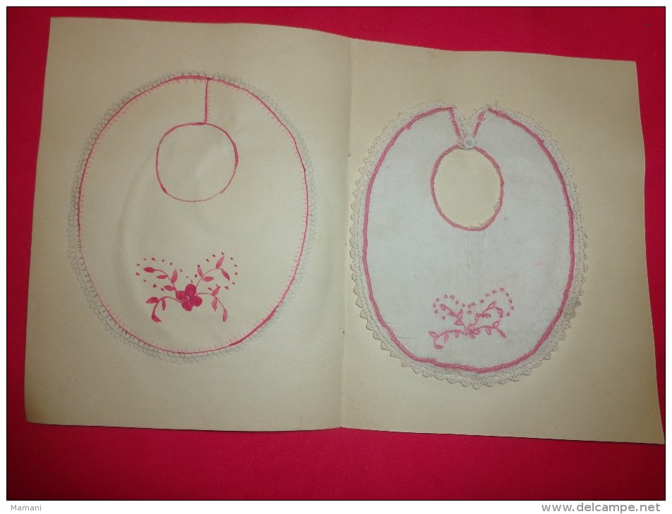 Bavette De Bebe Doublee-(petit Bavoir)-sampler- Devoir De Dessin Et De Couture Dans Les Ecoles   (fleurs Roses)- - Andere & Zonder Classificatie