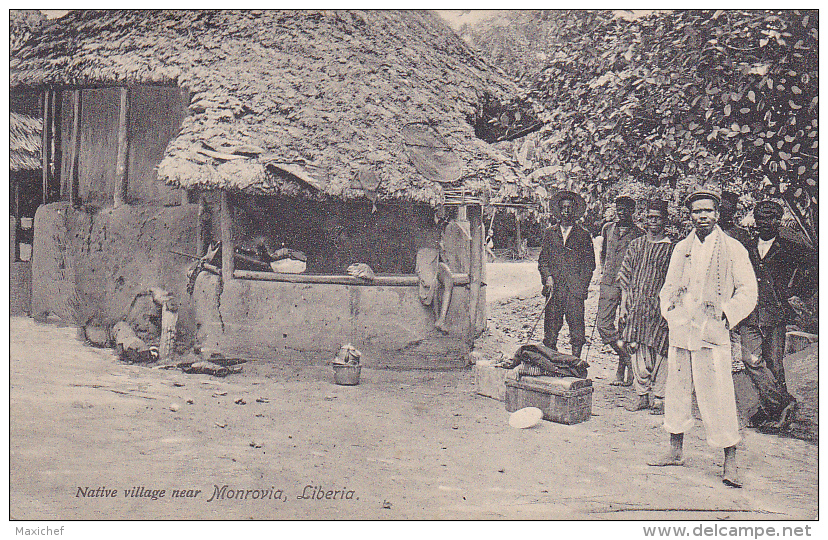 Native Village Near Monrovia, Liberia - Un Groupe De Jeunes Hommes Attendent L'autobus Avec Des Bagages - Pas Circulé - Liberia