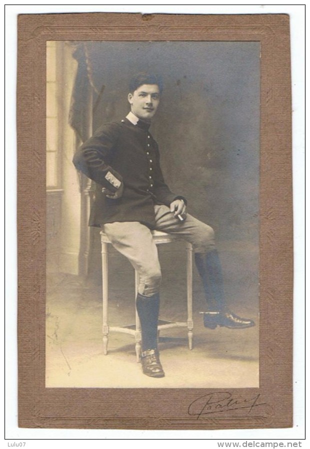 Carte Photo Sur Carton  13 Cm  X  8.5 Cm  Soldat En Uniforme - Uniforms