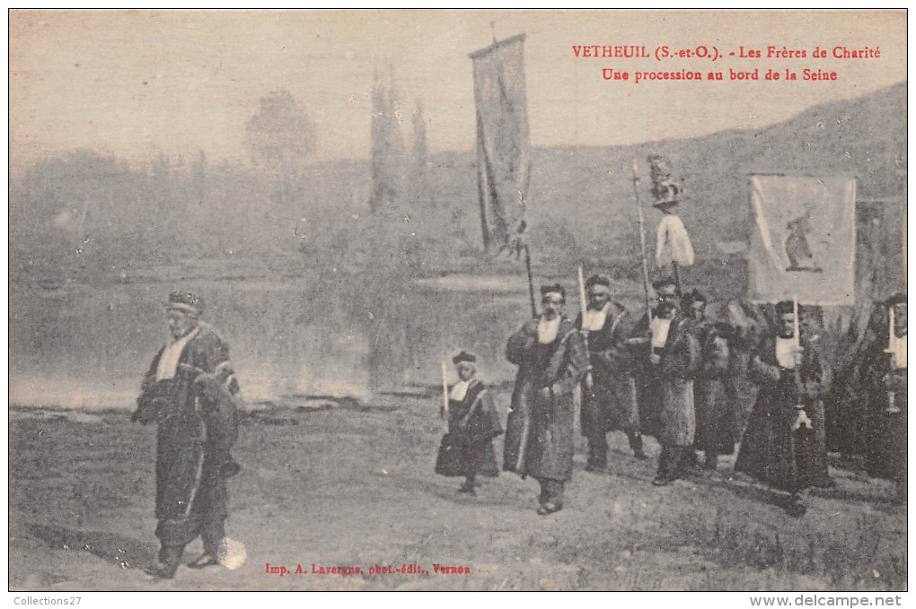 95-VETHEUIL- LES FRERES DE CHARITE- UNE PROCESSION AU BORD DE LA SEINE - Vetheuil