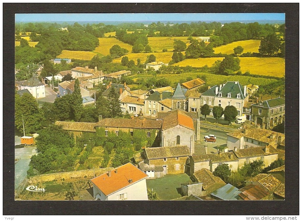 MAZIERES En GATINE  - Vue Aérienne , Le Centre Du Bourg - Mazieres En Gatine