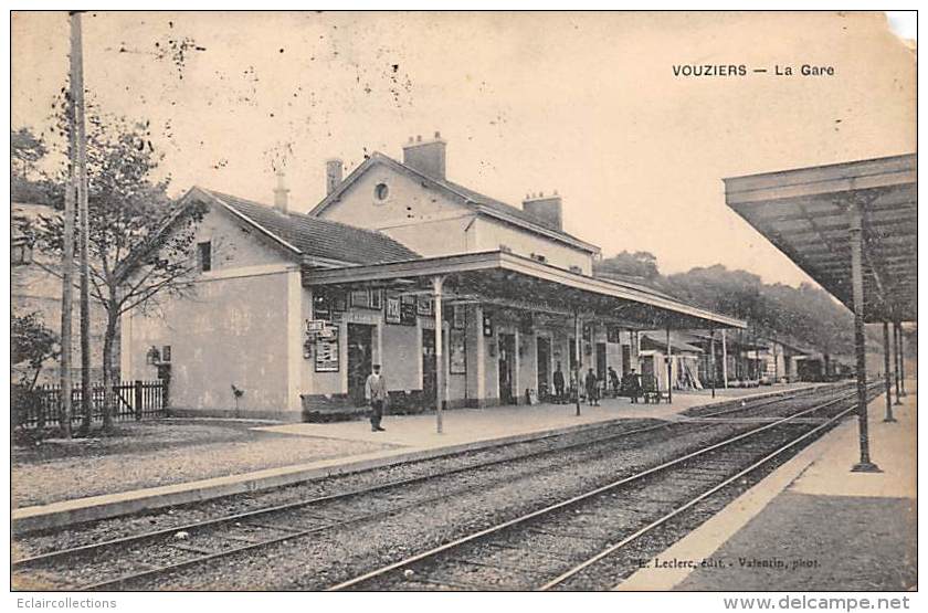 Vouziers    08        La Gare   (coin Coupé  Voir Scan) - Vouziers