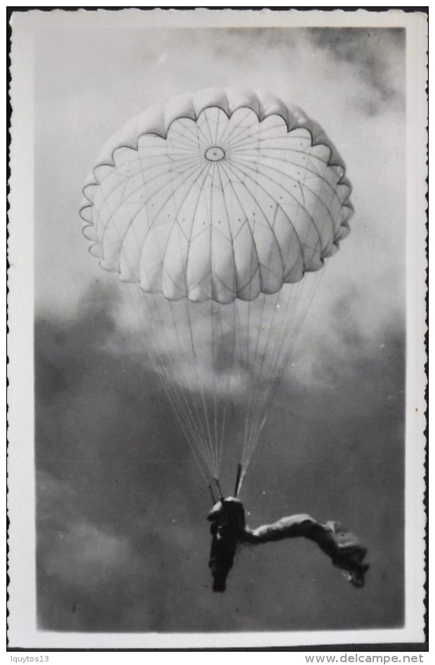 PHOTO Au Format C.P.A. - Ouverture Des Parachutes Par Le Parachutiste Lui Même - Daté 19.02.1954  - Très Bon état - - Parachutisme