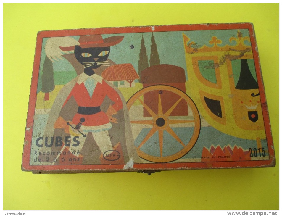 Boite de cubes pour enfants/ 12 cubes / Dauphine Renault/ChatBotté/Kayak/Chats/Lion/etc//Années 160   JE193