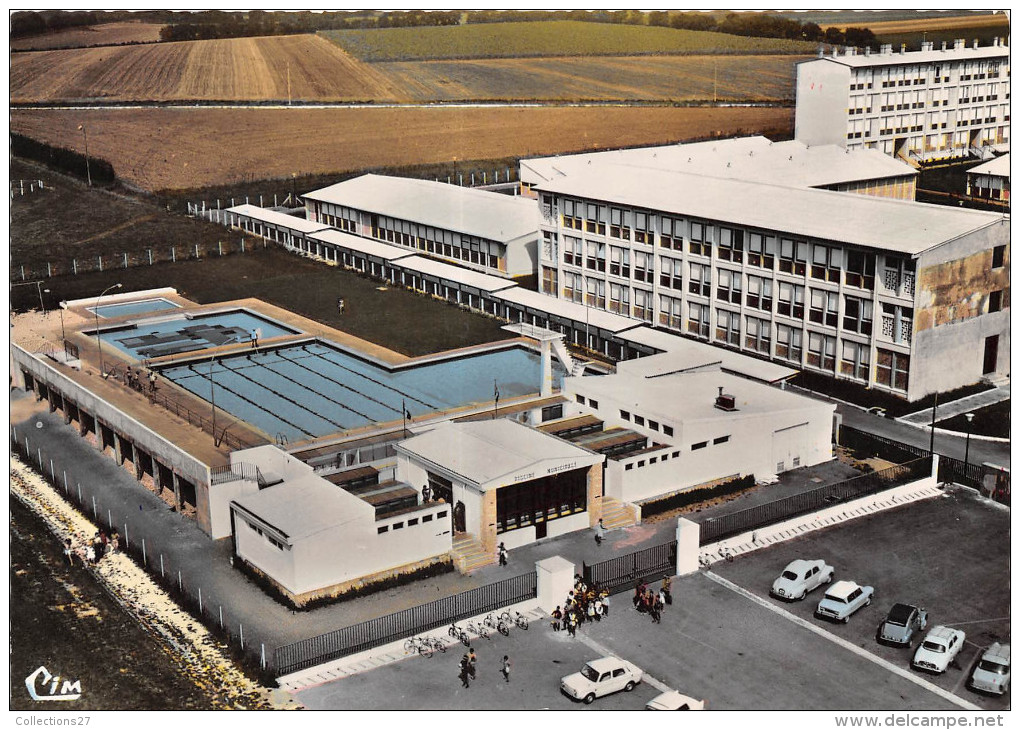 17-SURGERES- VUE AERIENNE , LA PISCINE - Surgères