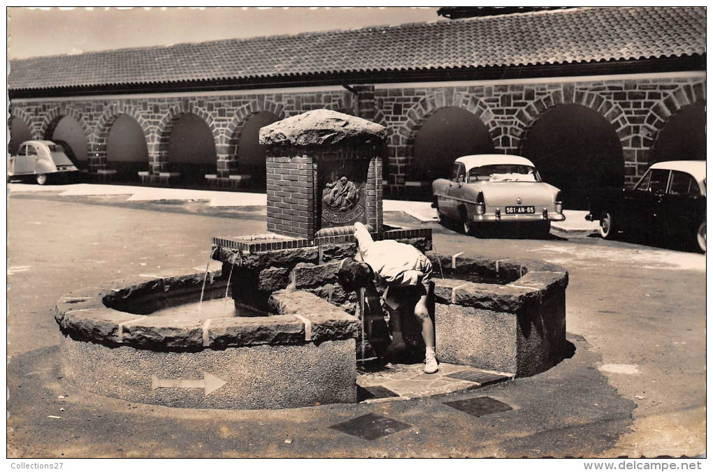 64-HASPARREN- LE PARKING ET LA FONTAINE - Hasparren