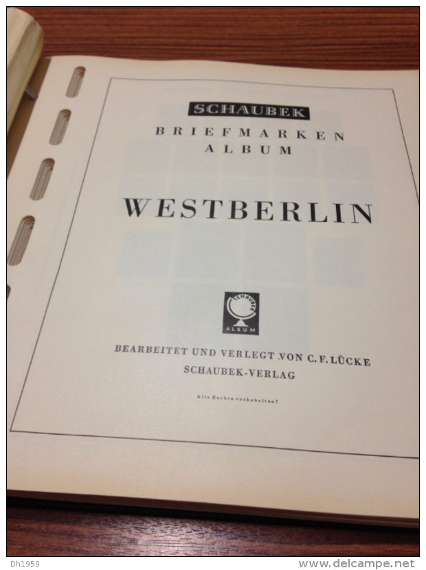 BERLIN OCCASION SCHAUBEK 1948-1987 !!! COULEUR VERT + Env. 84 FEUILLES PREIMPRIMEES AVEC POCHETTES - Bindwerk Met Pagina's